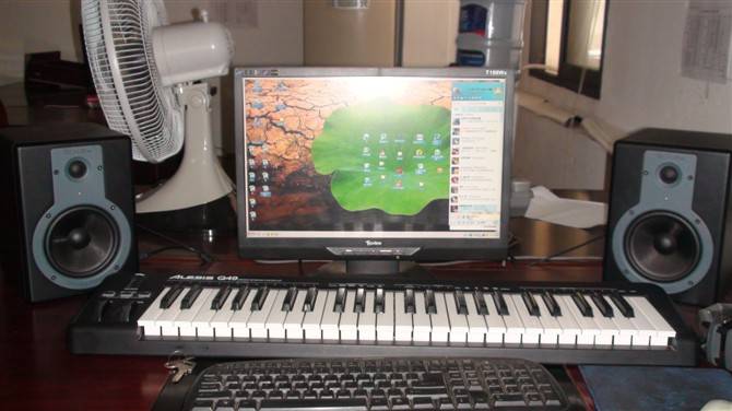 阿苏听史成都录鬼棚《进棚前注意事项》 - 阿苏 - 中国彝族太阳火组合阿苏听史成都音乐工作室 阿苏听史成都录鬼棚《进棚前注意事项》 - 阿苏 - 中国彝族太阳火组合阿苏听史成都音乐工作室