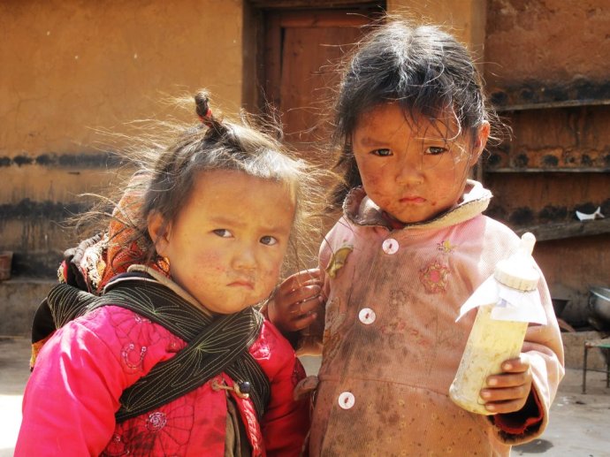 我带同事去红河彝族村寨捐赠书包和现金