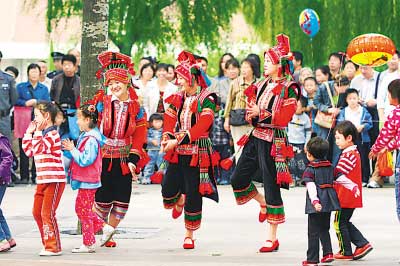 彝族尼苏支系花腰人姑娘的温柔（美图）