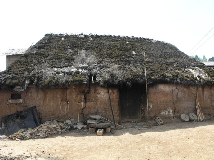 我带同事去红河彝族村寨捐赠书包和现金