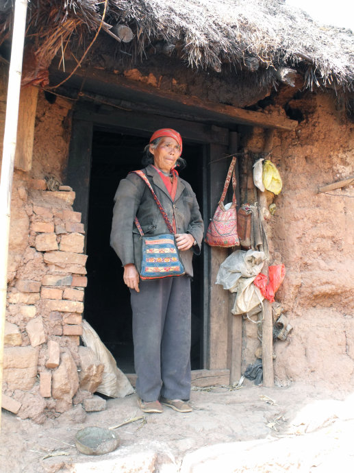 我带同事去红河彝族村寨捐赠书包和现金