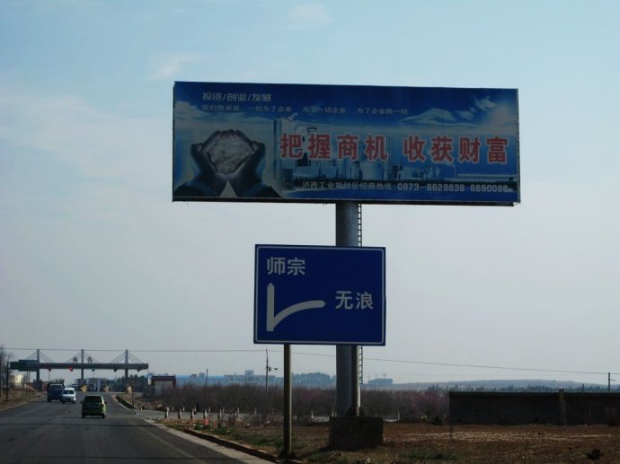 我带同事去红河彝族村寨捐赠书包和现金