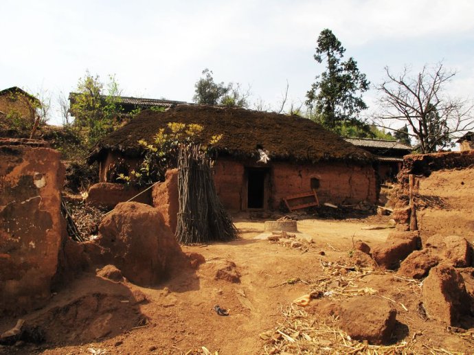 我带同事去红河彝族村寨捐赠书包和现金