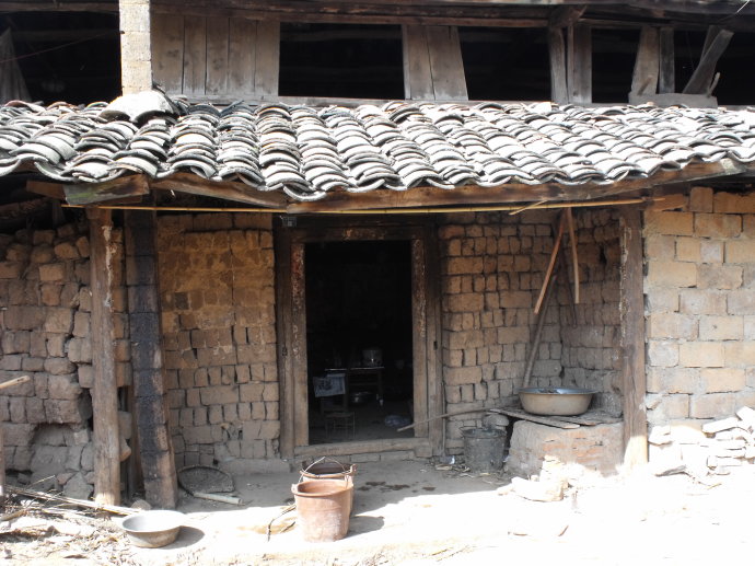 我带同事去红河彝族村寨捐赠书包和现金