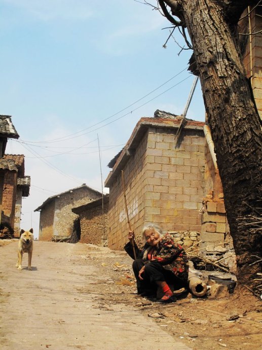 我带同事去红河彝族村寨捐赠书包和现金