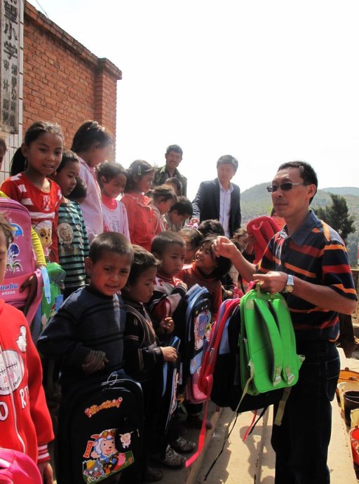 我带同事去红河彝族村寨捐赠书包和现金