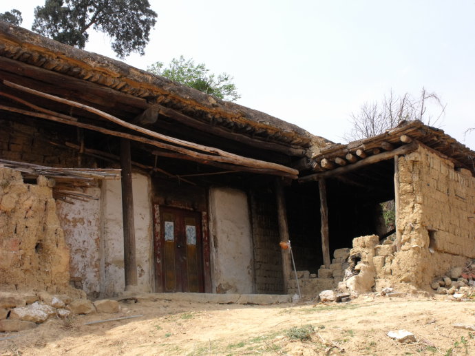 我带同事去红河彝族村寨捐赠书包和现金