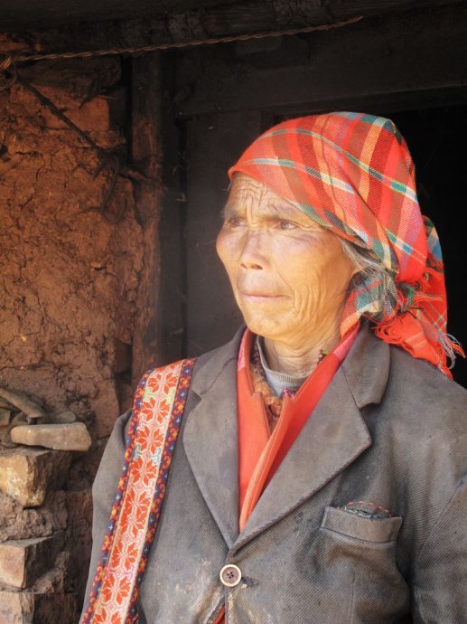 我带同事去红河彝族村寨捐赠书包和现金