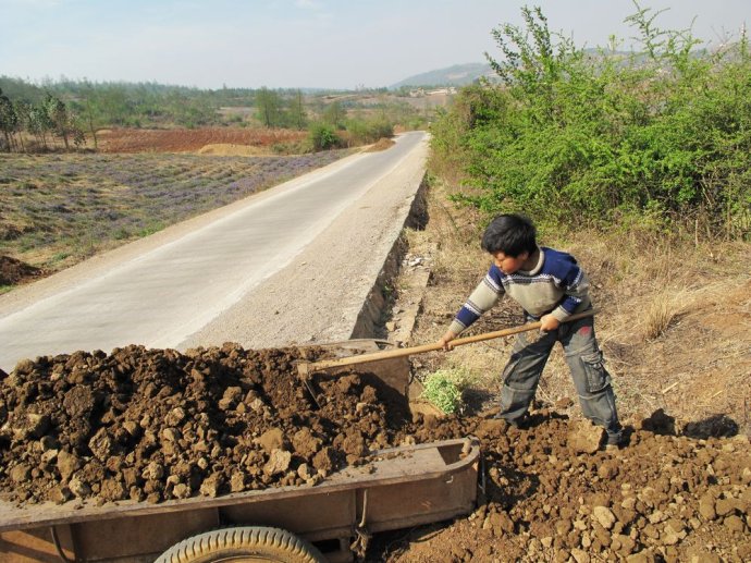 我带同事去红河彝族村寨捐赠书包和现金
