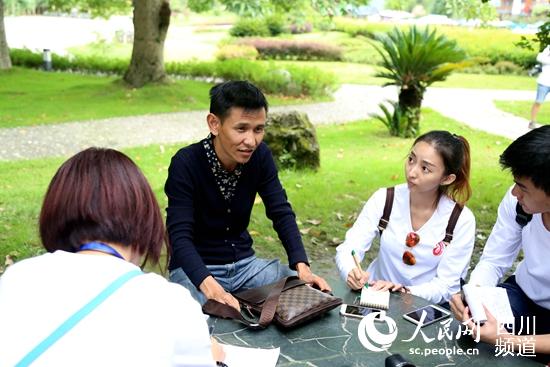 马晓斌讲述祖父沙马马海为红军带路的故事。（朱虹 摄）