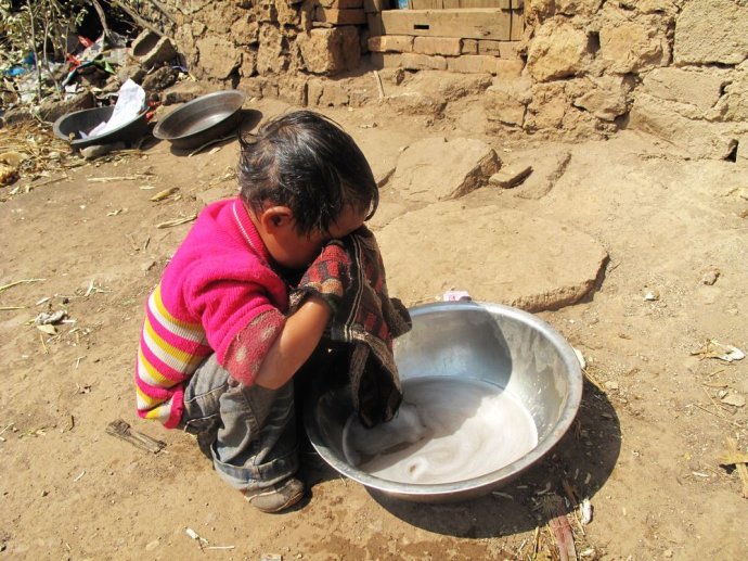 我带同事去红河彝族村寨捐赠书包和现金