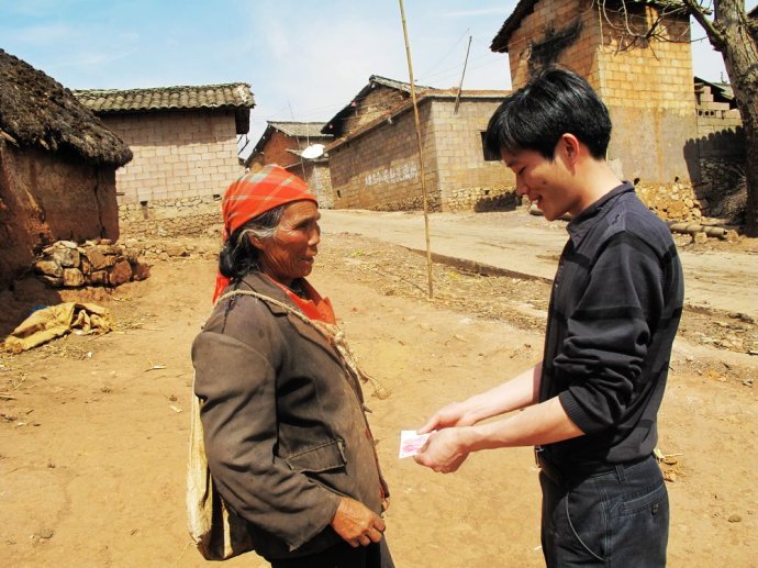 我带同事去红河彝族村寨捐赠书包和现金